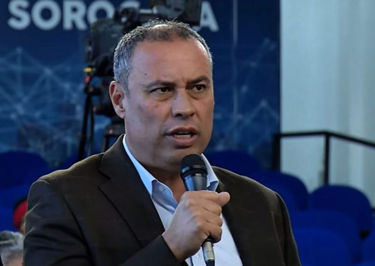 Vereador Fernando Dini denuncia descumprimento de lei que garante transparência na fila da saúde em Sorocaba